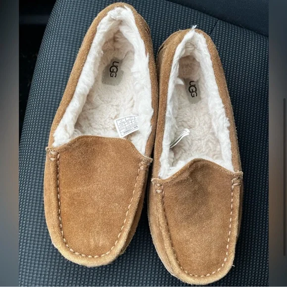 NWOB Ugg slippers - Picture 4 of 5